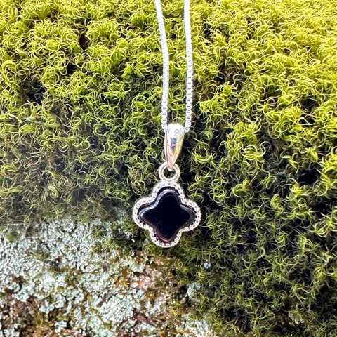 Sterling silver with rhodium 4 leaf clover pendant with black onyx 10mm diameter L 18mm 4